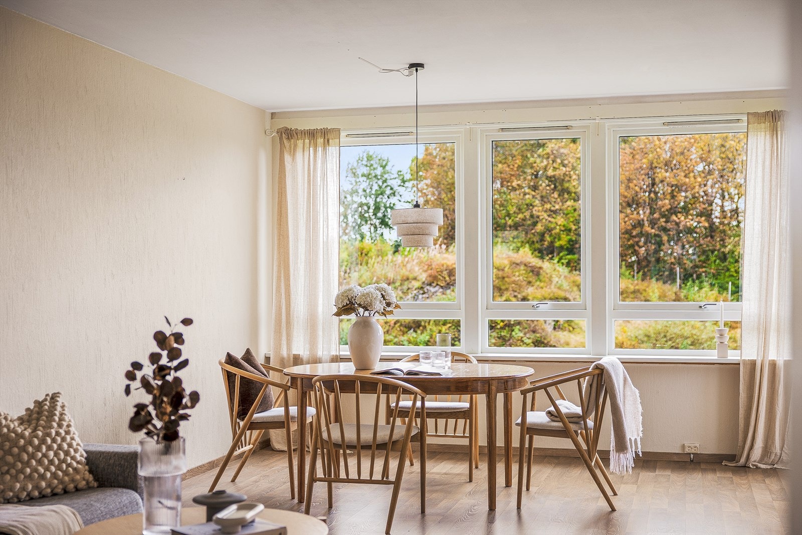 Leiligheten har flere romslige og lyse oppholdsrom, hvor det er enkelt å innrede etter eget ønske og behov. Galleribilde