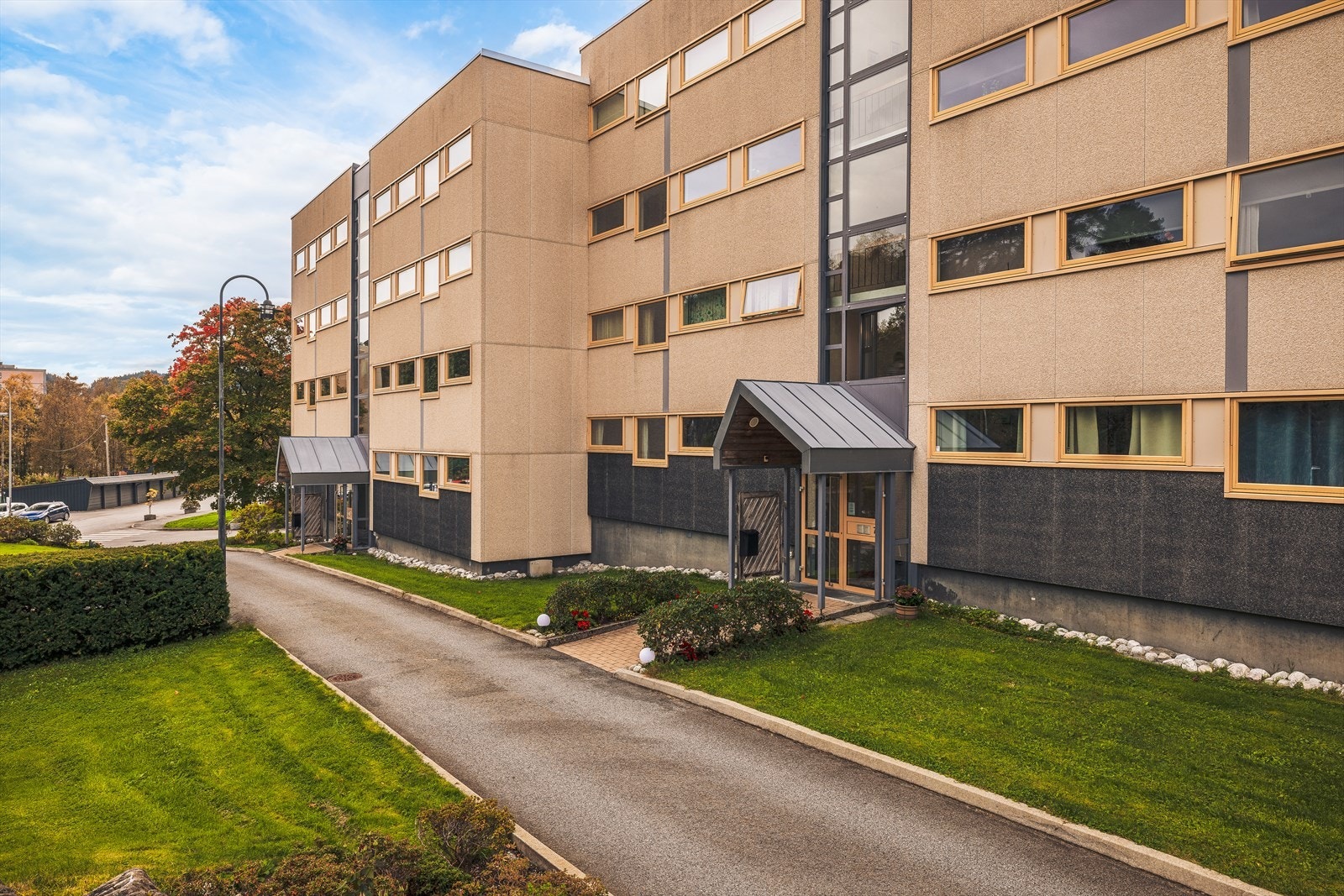 Skjold Borettslag består av i alt 199 andeler, fordelt på 6 lavblokker (135 andeler) og 1 høyblokk (64 andeler). Galleribilde