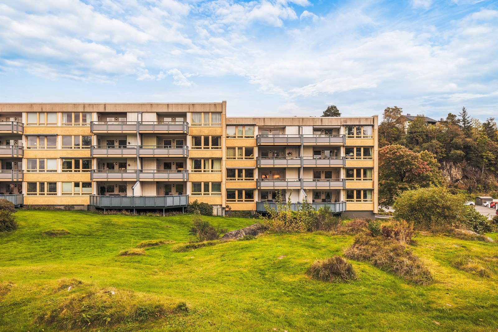 Borettslaget disponerer blant annet et pent lokale, Mårkaféen, som kan leies gratis av beboere til private arrangement, og praktisk trimrom i kjelleren i nr. 21. Galleribilde