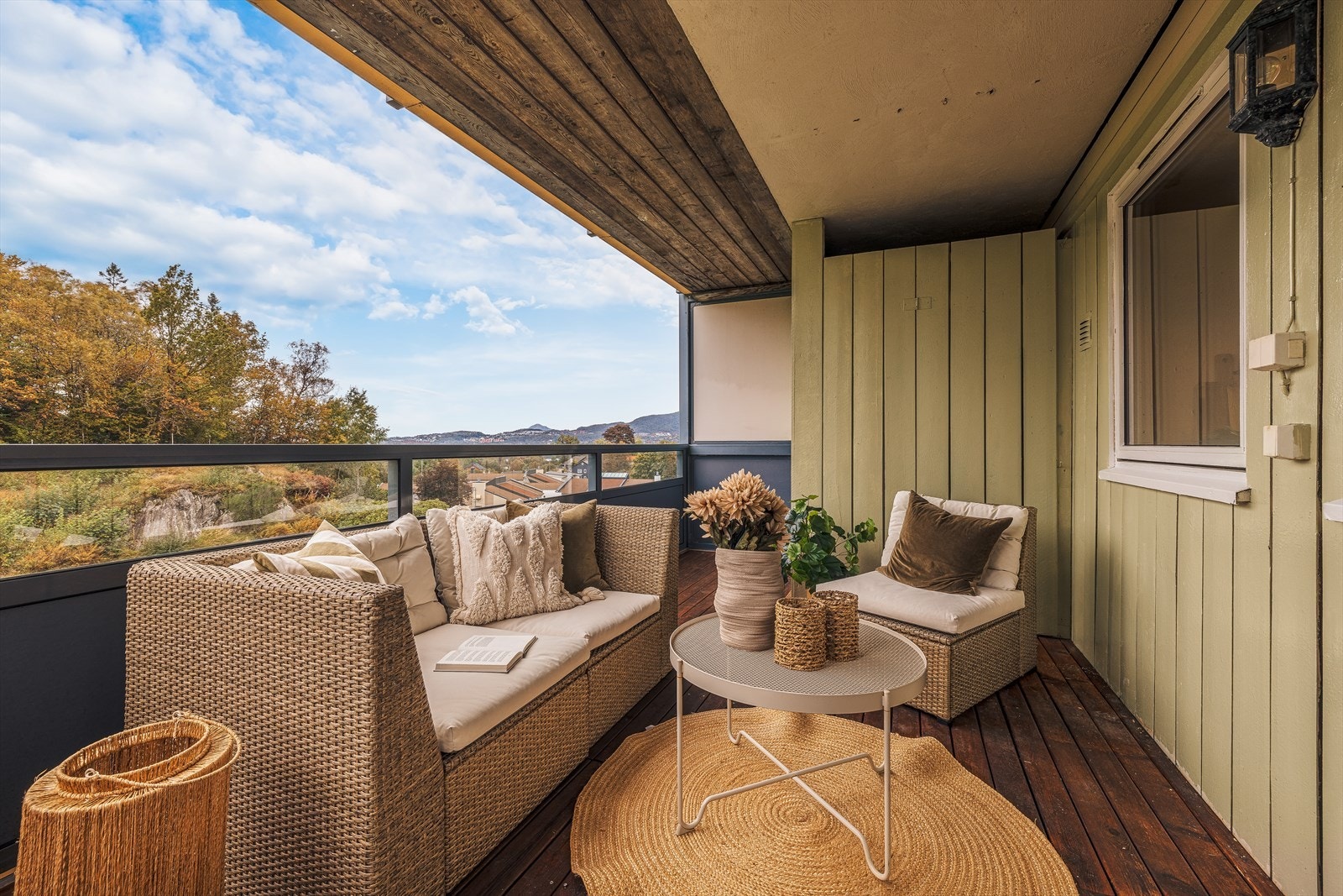 Denne boligen har en svært attraktiv beliggenhet i et veletablert og barnevennlig område. Her bor du i grønne og rolige omgivelser, tilbaketrukket fra byens støy, men likevel med gangavstand til alt du trenger i hverdagen. Galleribilde