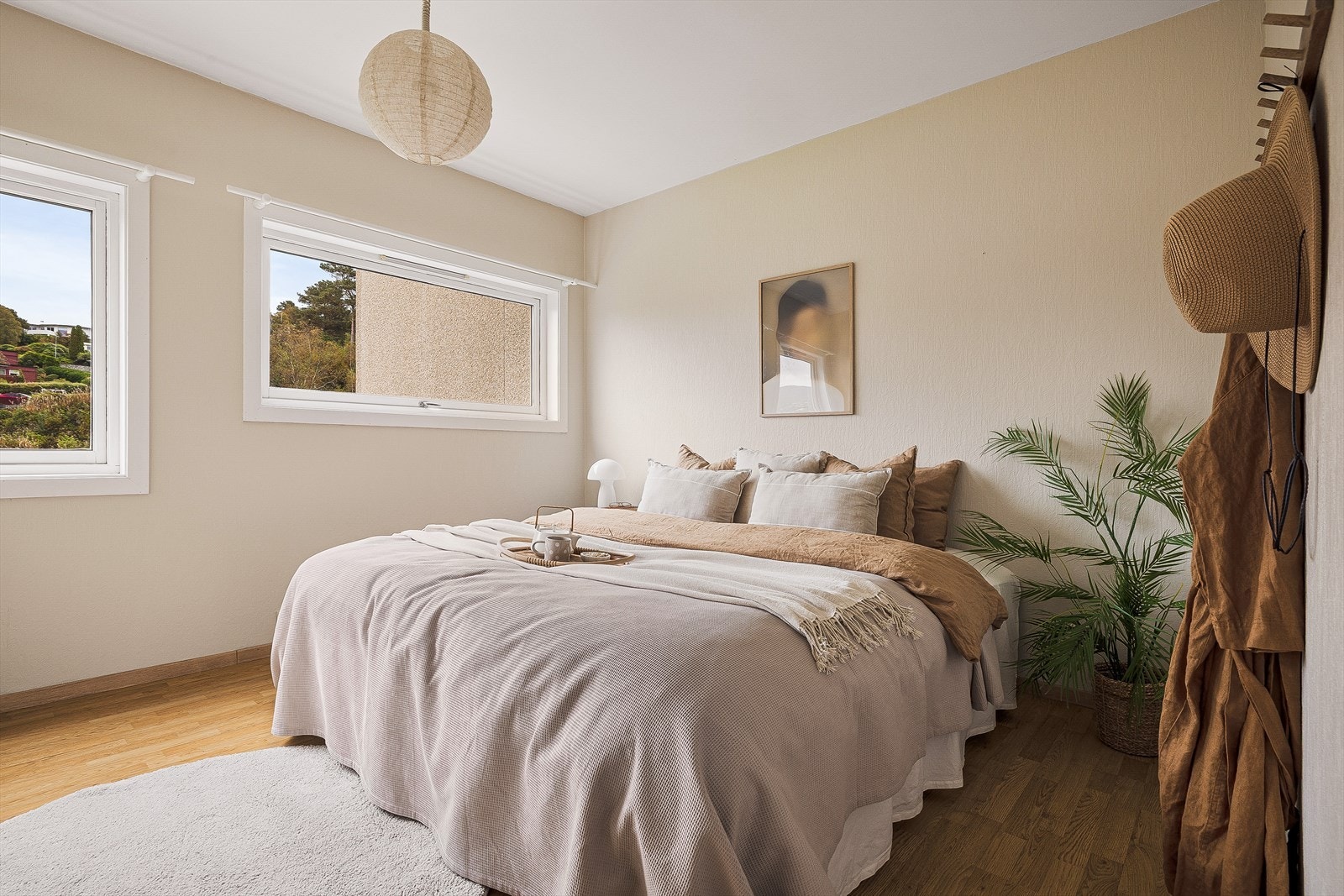 Nøytrale fargevalg og gode lysforhold gir et innbydende soverom med plass til det nødvendige. Galleribilde