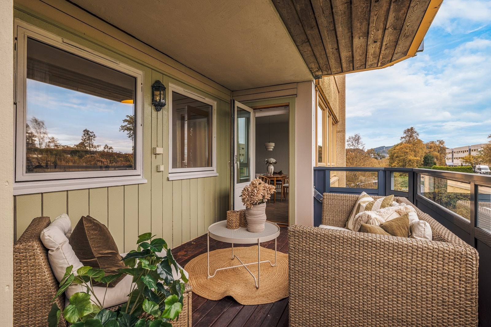 Utendørsarealet er en fin forlengelse av hjemmet. Leiligheten har en usjenert og vestvendt altan med flott og solrik utsikt. Galleribilde