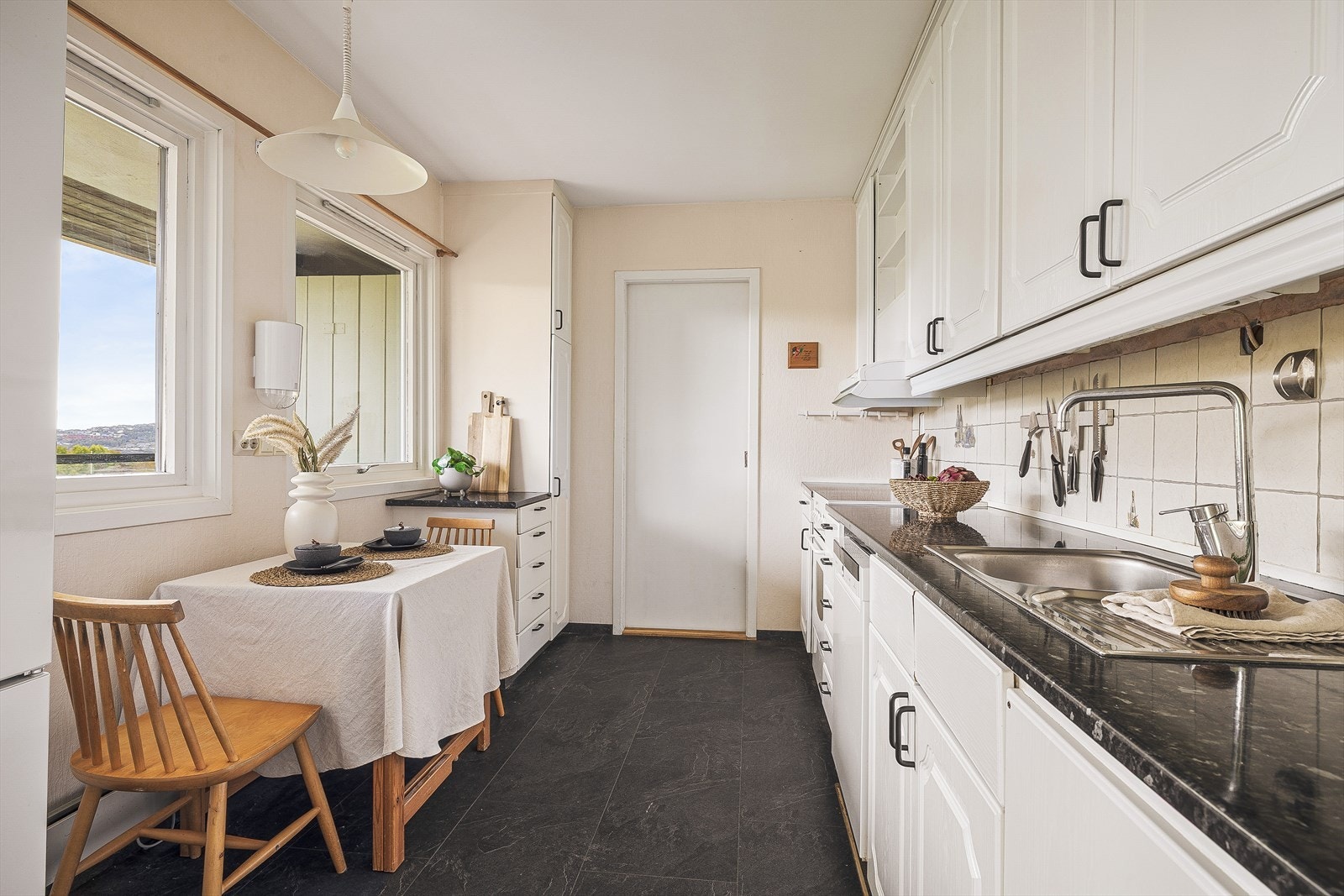 Klassisk og stilrent kjøkken. Fra kjøkkenet er det adkomst til praktisk vaskerom og bod. Galleribilde