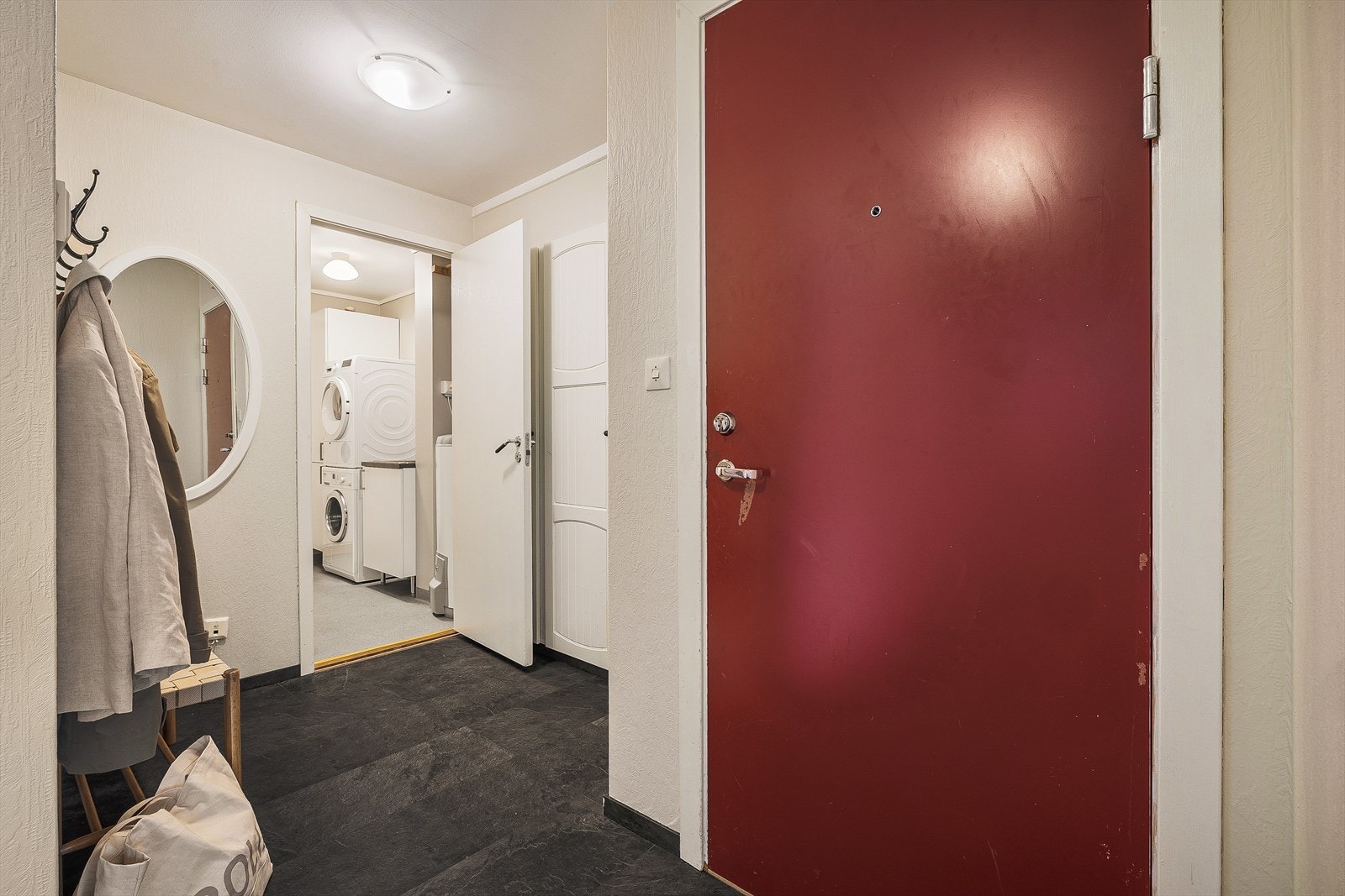 Stor entré med mange gode muligheter for oppbevaring av yttertøy og sko. Fra entré er det også adkomst til praktisk vaskerom og bod. Galleribilde