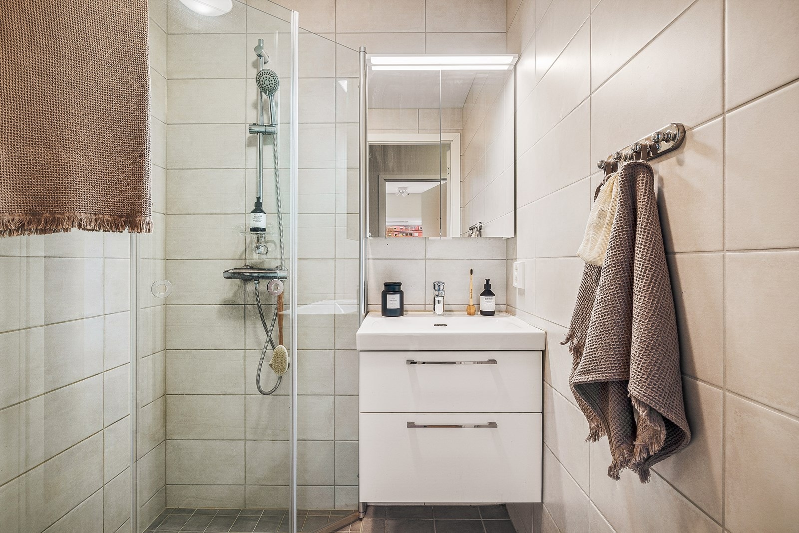 Bad er pusset opp i regi av borettslaget i 2022. Badet er helfliset med mørke fliser på gulv samt lyse og nøytrale toner på vegg. Det er varmekabler i gulv. Galleribilde