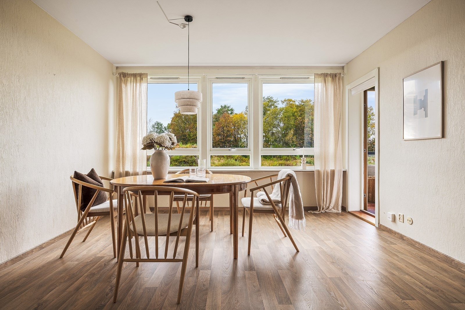 I forkant av kjøkkenet er det et naturlig å plassere en hyggelig spisegruppe med plass til flere gjester. Galleribilde