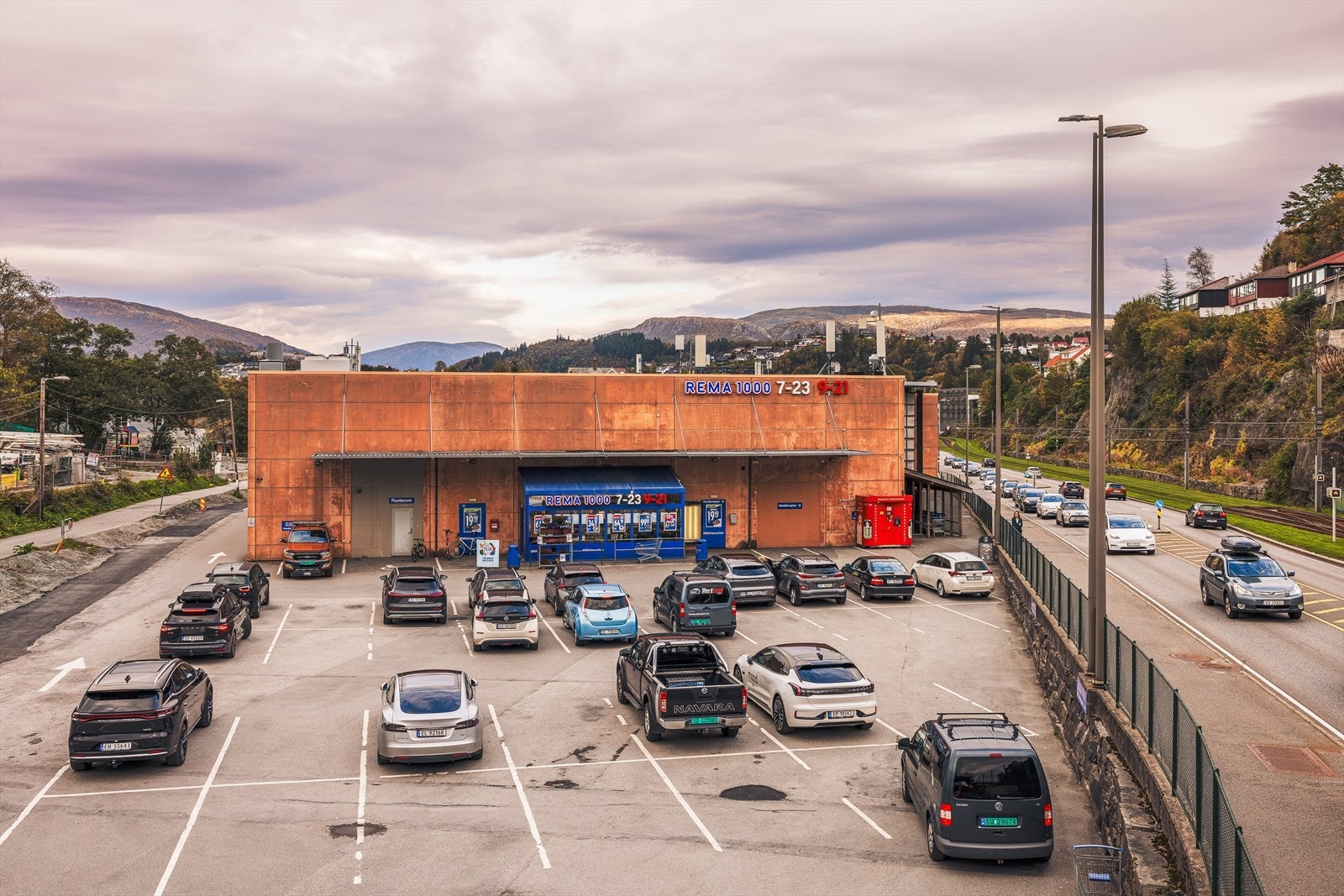 Rema 1000 på Skjold ligger kun fem minutter unna til fots. Denne er søndagsåpen - bedre blir det ikke. Galleribilde