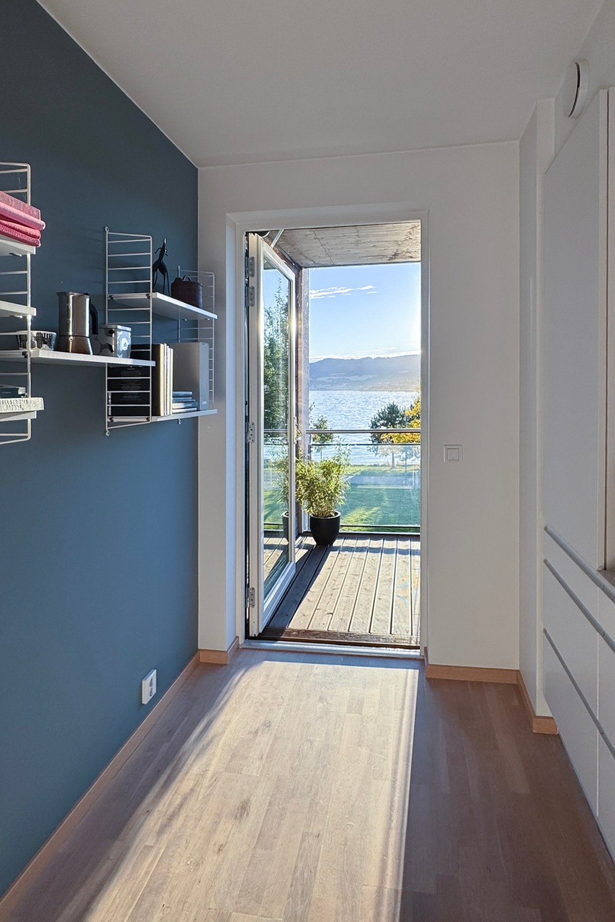 Fra kjøkkenet har du utgang til leilighetens østvendt veranda. Galleribilde