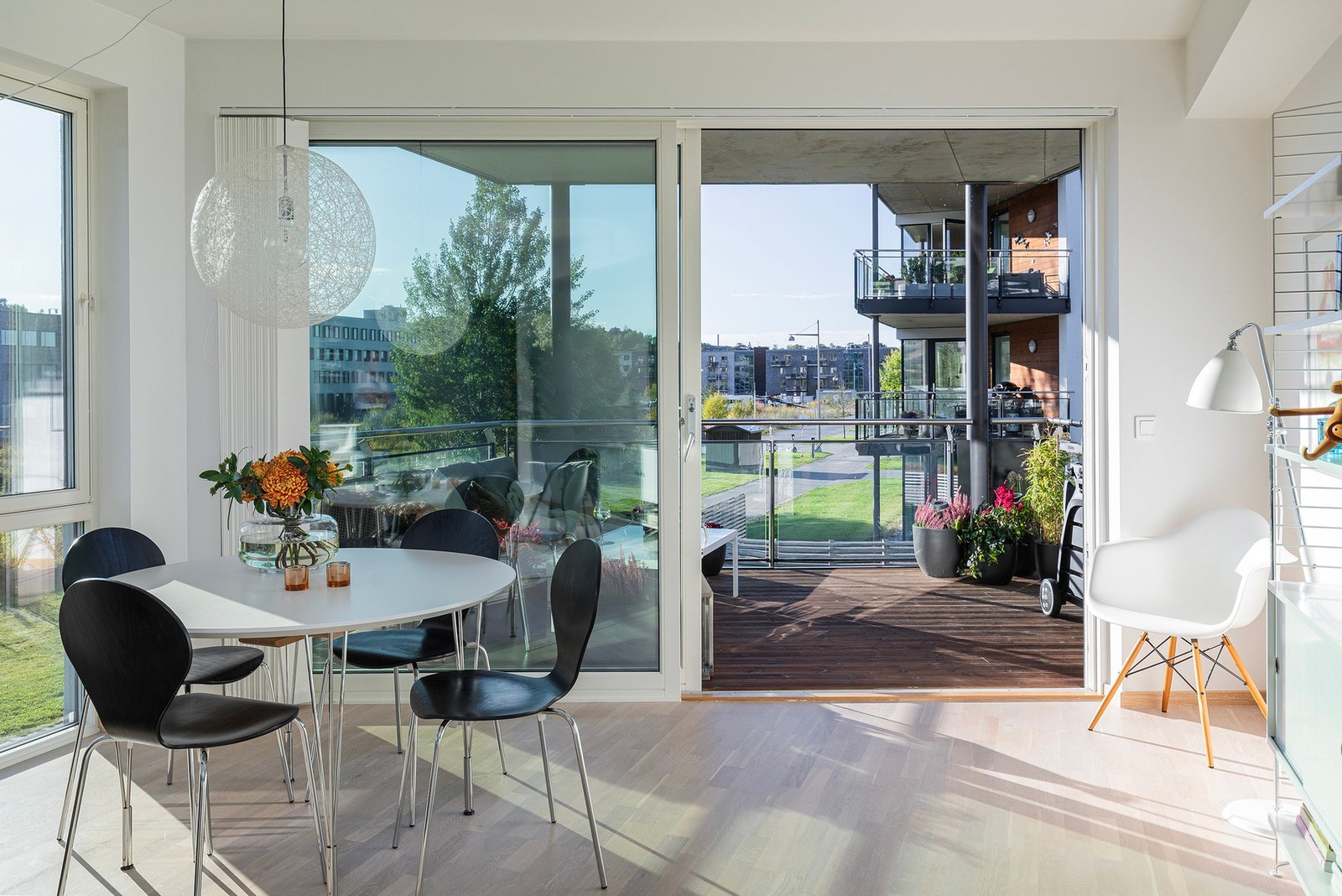 God plass til spisebord ved de store endevinduene. Fra stuen er det utgang til den vestvendte verandaen. Galleribilde