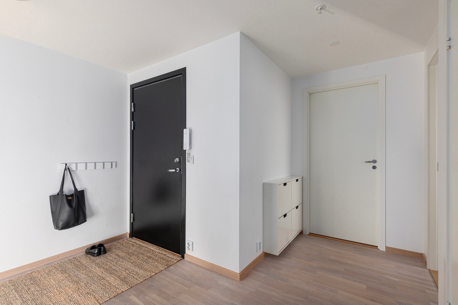 Lys entré. Intern bod på ca. 3 kvm inn den hvite døren. Galleribilde
