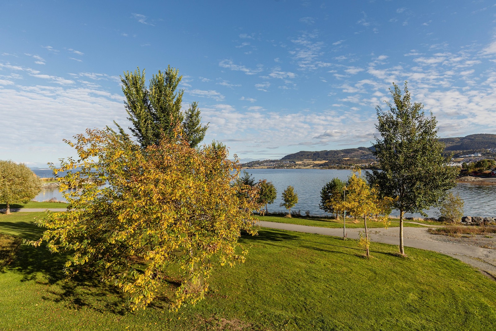 Her nyter du en vidstrakt utsikt fra badestranden og til land. Galleribilde