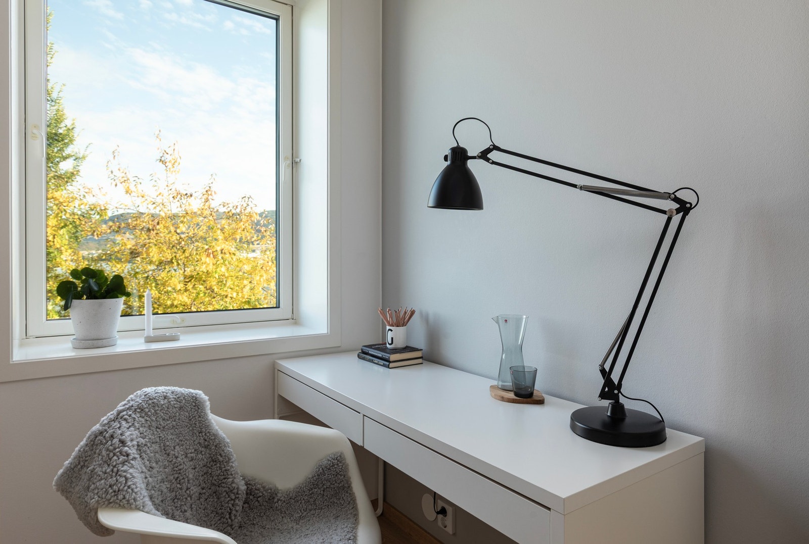 Fint naturlig arbeidslys og utsikt ved skrivebordet. Galleribilde