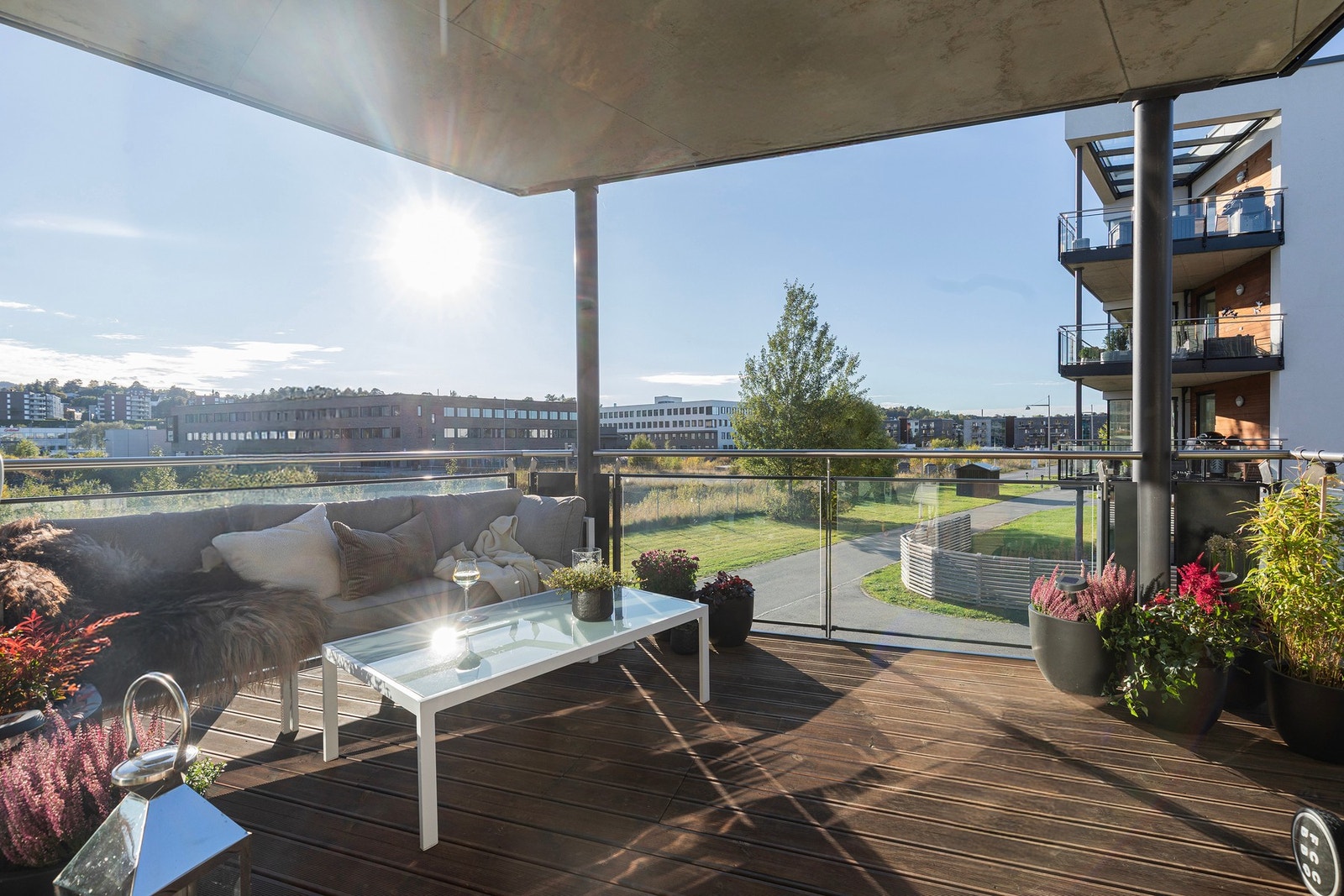 Her nyter du glimrende solforhold fra ca. kl. 11:00 til klokken 20:00 på sommerstid. Ikke den dummeste plassen å slå seg ned med noe godt i glasset! Galleribilde