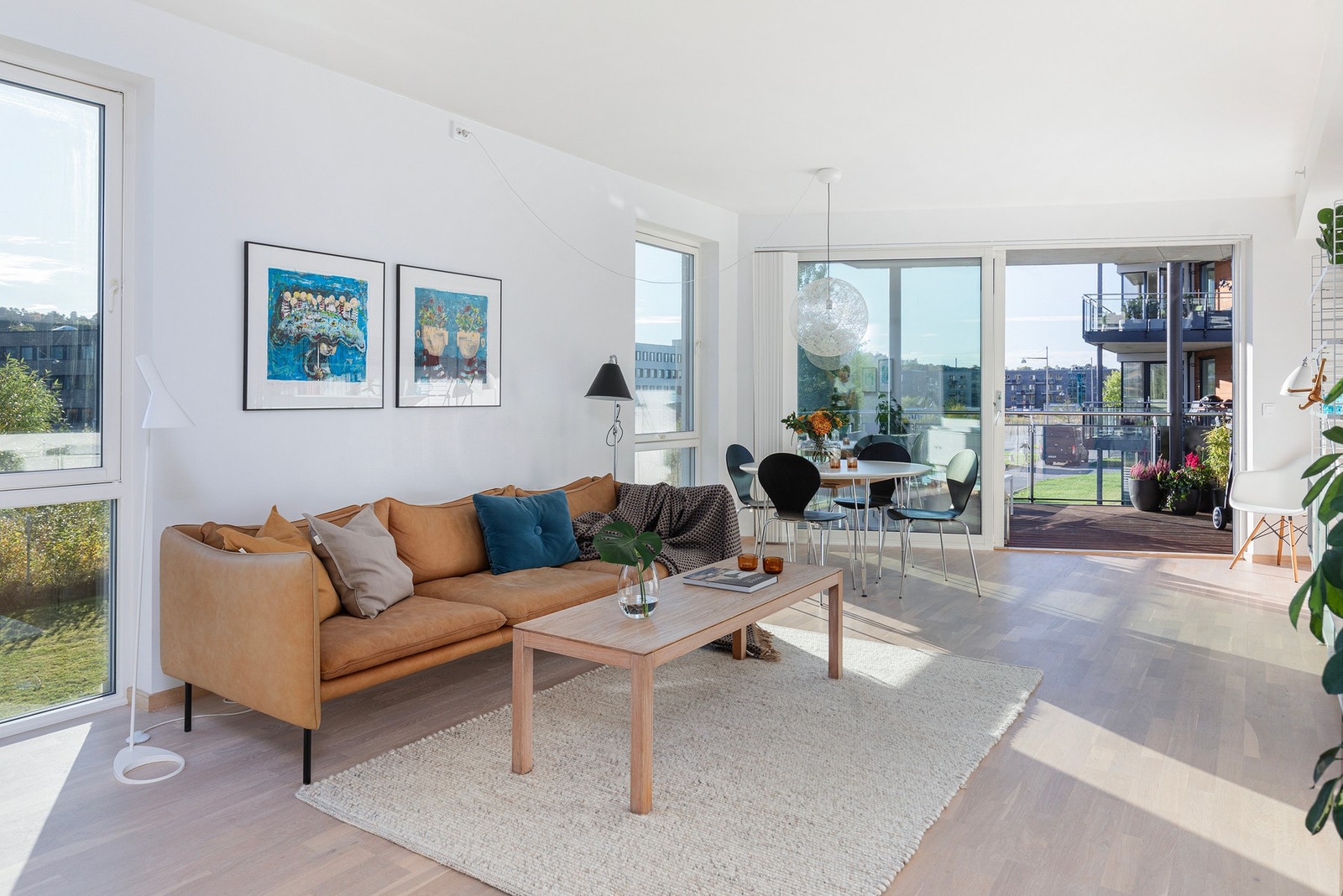 EiendomsMegler 1 v/Frank Robert Bae har gleden av å presentere en lys og lekker 3-roms endeleilighet i sameiet "Kanalen" på populære Grilstad Marina! Galleribilde