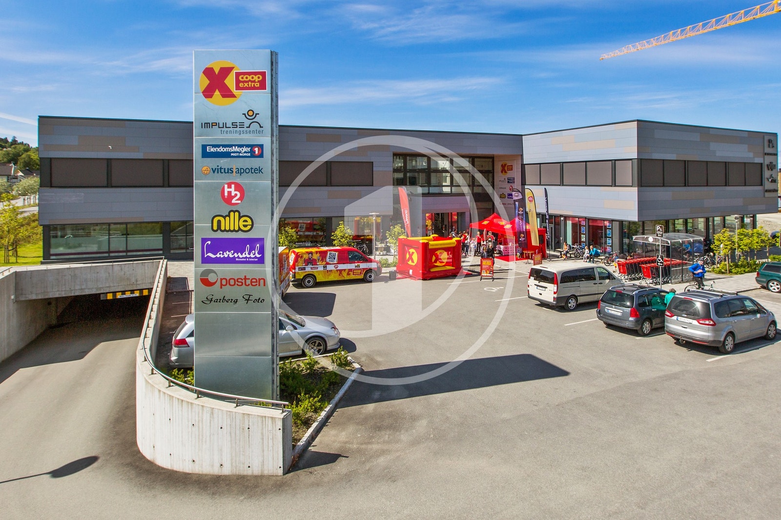 Grilstadporten kjøpesenter ligger bare et par minutters gange fra leiligheten, og her finner du søndagsåpen dagligvare, apotek, treningssenter, bank, blomsterforretning m.m. Galleribilde