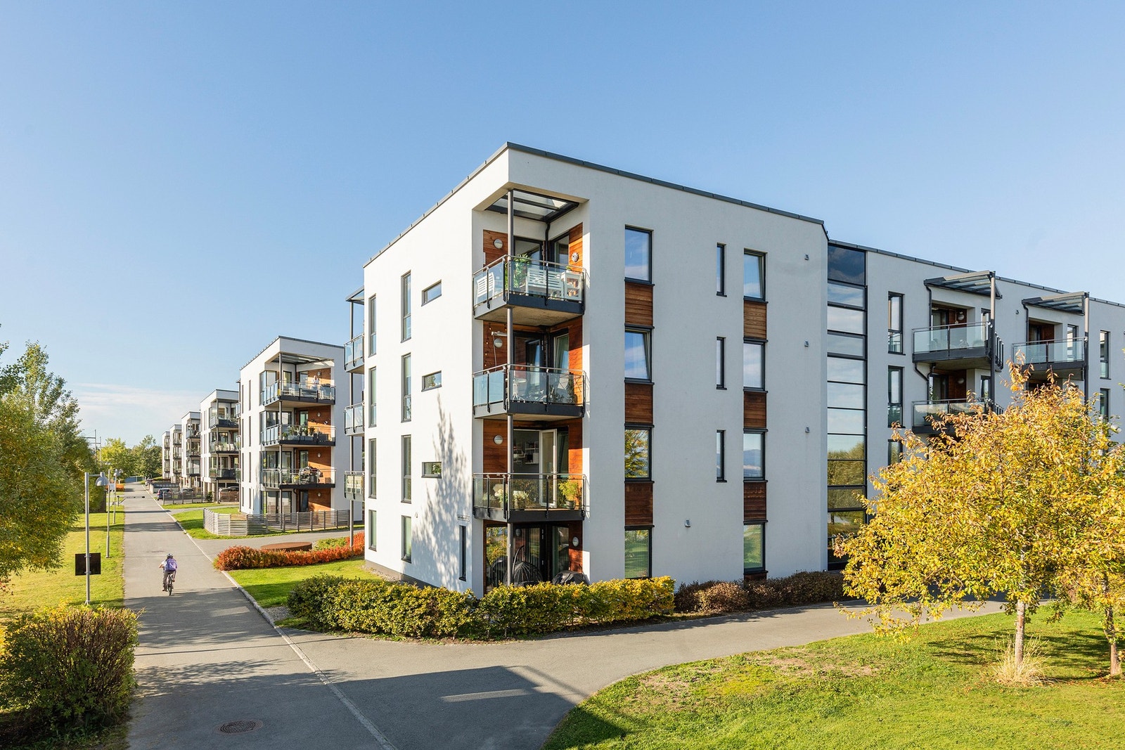 Boligen har en fast parkeringsplass m/elbillader i parkeringskjeller. Galleribilde