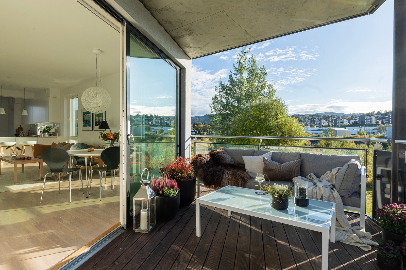 Med skyvedør oppleves verandaen som en forlengelse av stua på finværsdager. Galleribilde