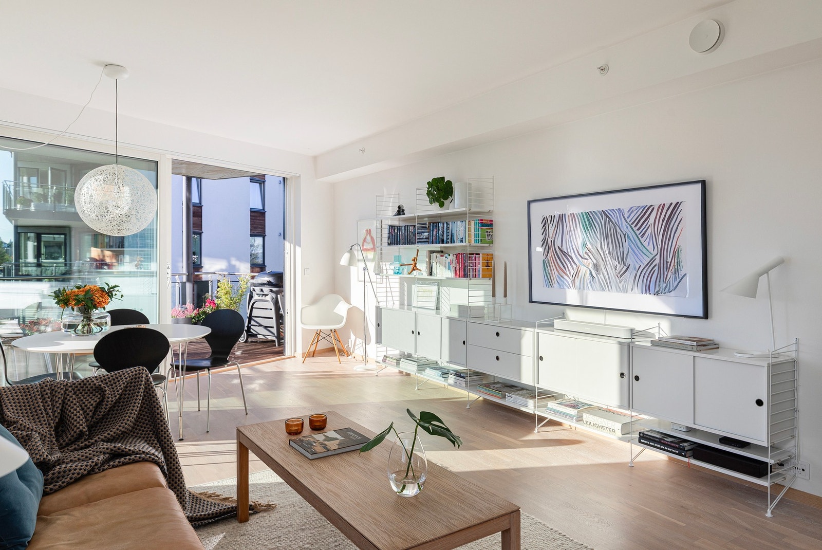 Bygget sto ferdigstilt så sent som i 2015 og leiligheten holder en gjennomgående moderne standard med flere oppgraderinger. Galleribilde