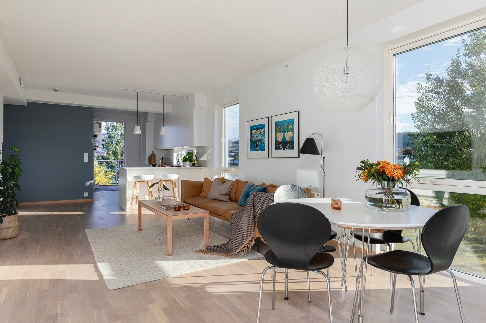 Her får du takhøyde på ca. 260 cm og store vindusflater som gir et godt lysinslipp, og sammen bidrar dette til leilighetens helt særegne og luftige atmosfære. Galleribilde