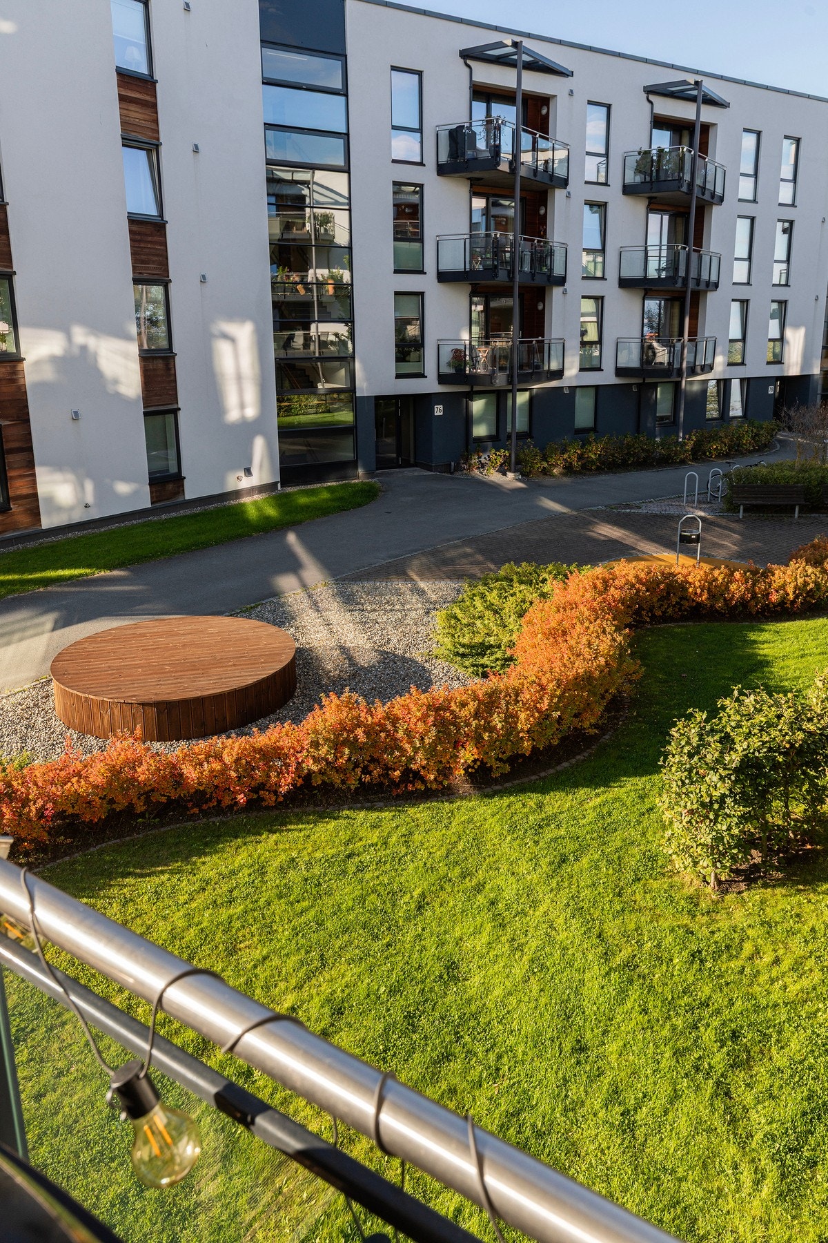 Fellesarealet er pent opparbeidet med plen og beplantning. Galleribilde