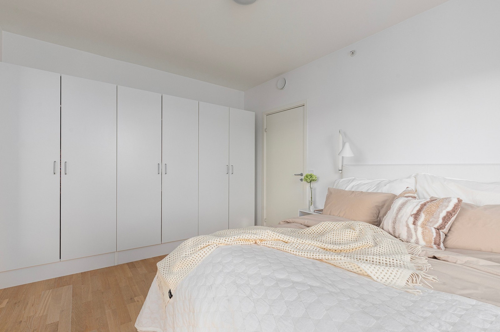 Rikelig med lagringsplass i tre doble garderobeskap. Galleribilde