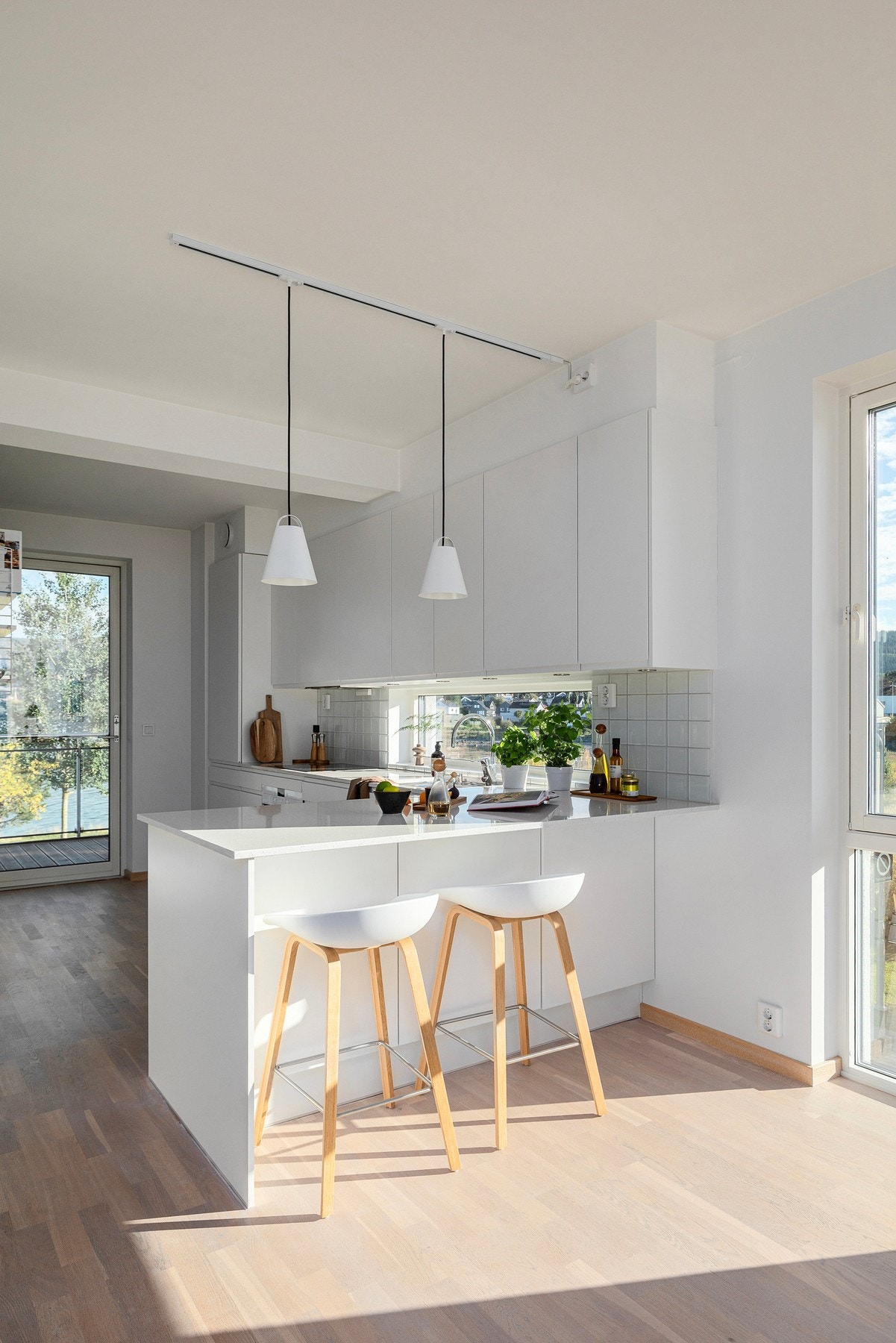 Praktisk barløsning på kjøkkenet, ikke minst for ekstra benkeplass. Galleribilde