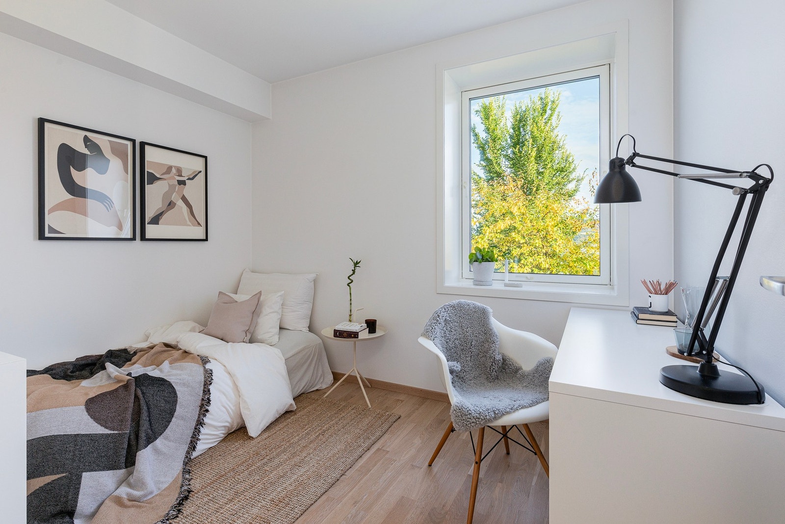 Soverom 2 er på ca. 8 kvm og passer perfekt som barnerom/gjesterom eller kontor/TV-stue. Galleribilde