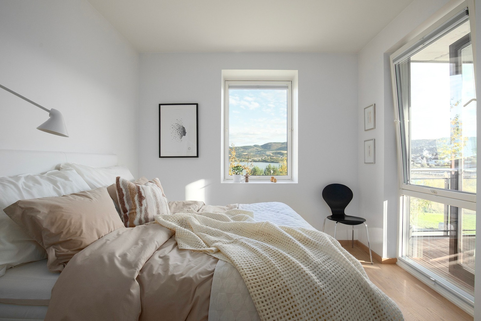 Også her nyter du et herlig lysinnslipp fra de store vindusflatene. Galleribilde