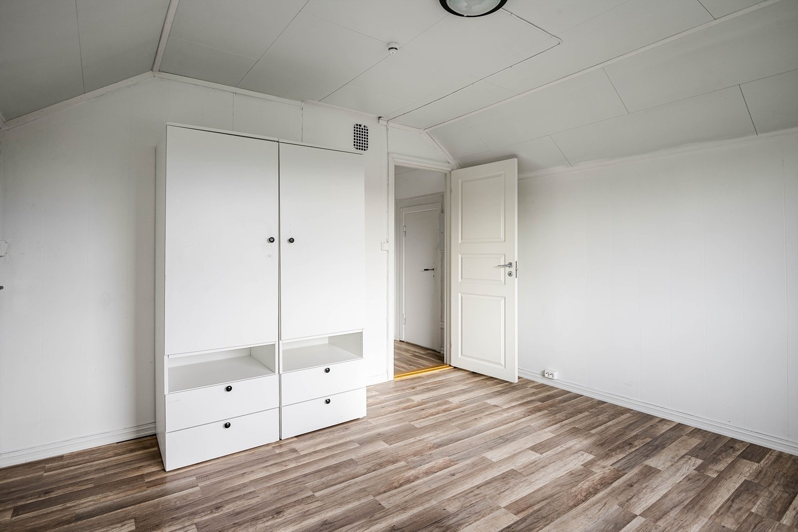 På soverommet er det plass til sen, kontorpult og kommoder - alt etter eget ønske og behov. Det er også oppbevaringsplass i medfølgende garderobeskap. Galleribilde