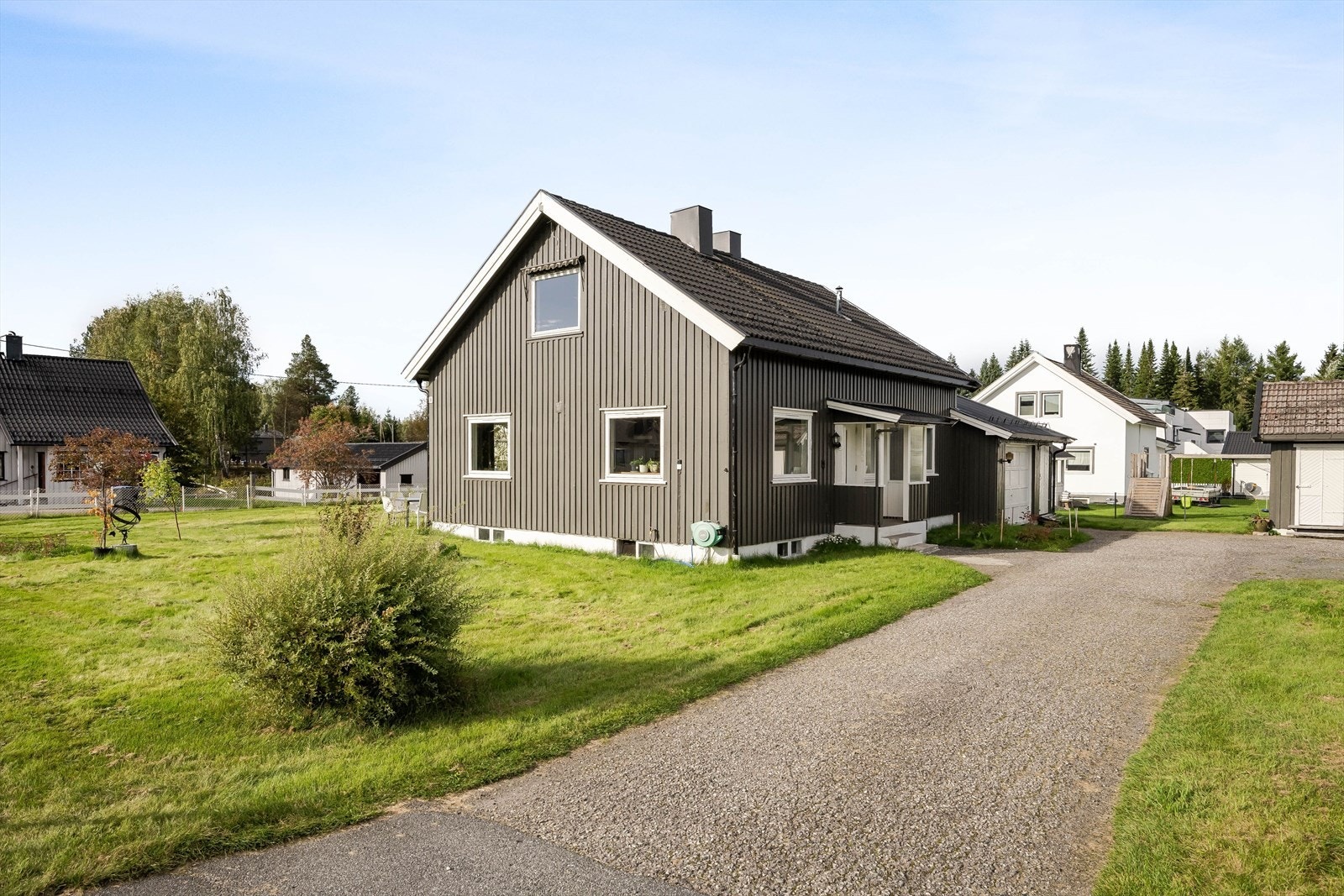 Tomten er tilnærmet flat, og er opparbeidet med blant annet plen og noe beplanting. Asfaltert innkjøring og gårdsplass med mulighet for parkering. Galleribilde