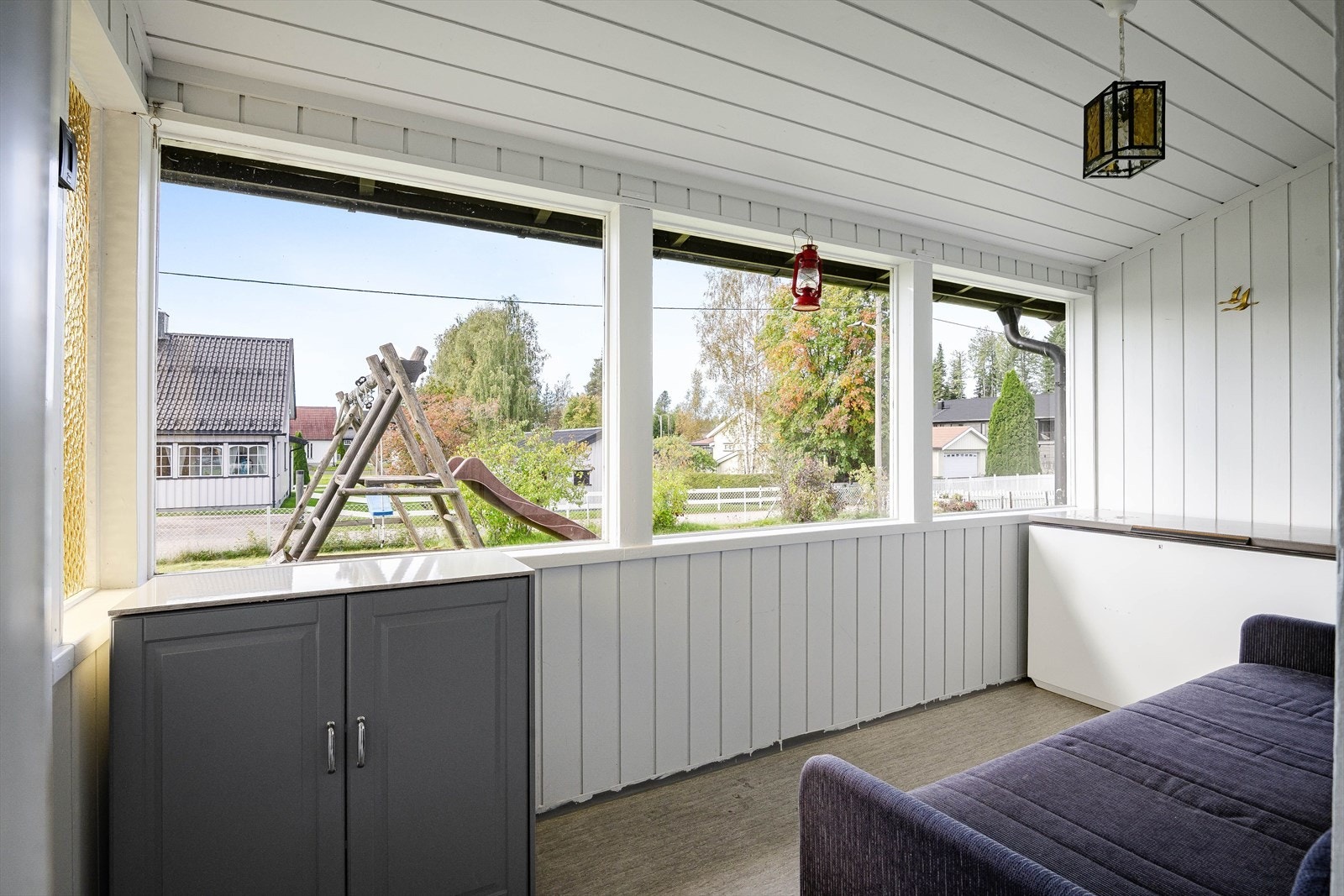 Koselig innglasset vinterhage med store vinduer ut mot hagen. Galleribilde