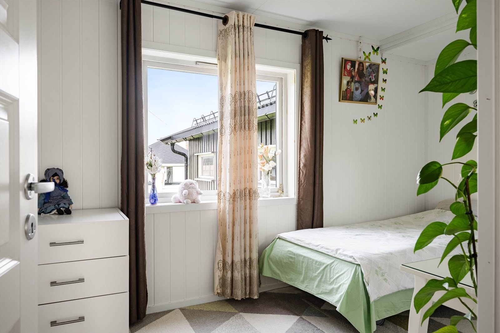 Soverom 2 i 1. etasje er et lyst rom som passer fint som barnerom, gjesterom eller kontor. Galleribilde