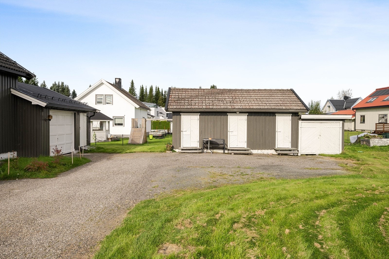 Boligen har inntilbygget garasje på 28m² (gulvareal 32m²). Eiendommen er også bebygd med et uthus på 28m² som består av garasje, verksted og 4 boder. Galleribilde