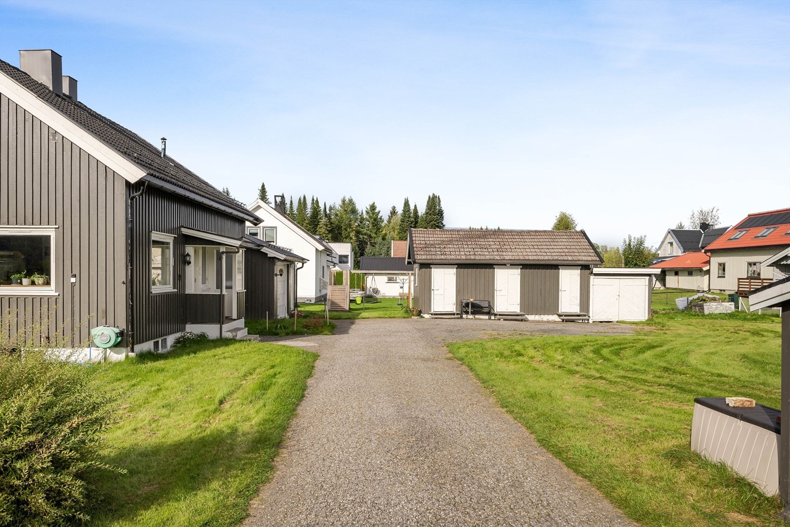 En stor og solrik hjørneiendom på ca. 1 334,5m². Eiendommen "Midttun" er bebygd med enebolig fra 1950 med inntilbygget garasje, samt uthus/garasje fra ukjent årstall. Galleribilde