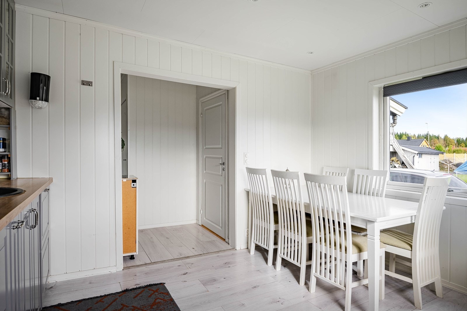 På kjøkkenet er det plass til et spisebord som gjør at også kjøkkenet blir et naturlig oppholdsrom og samlingspunkt. Galleribilde