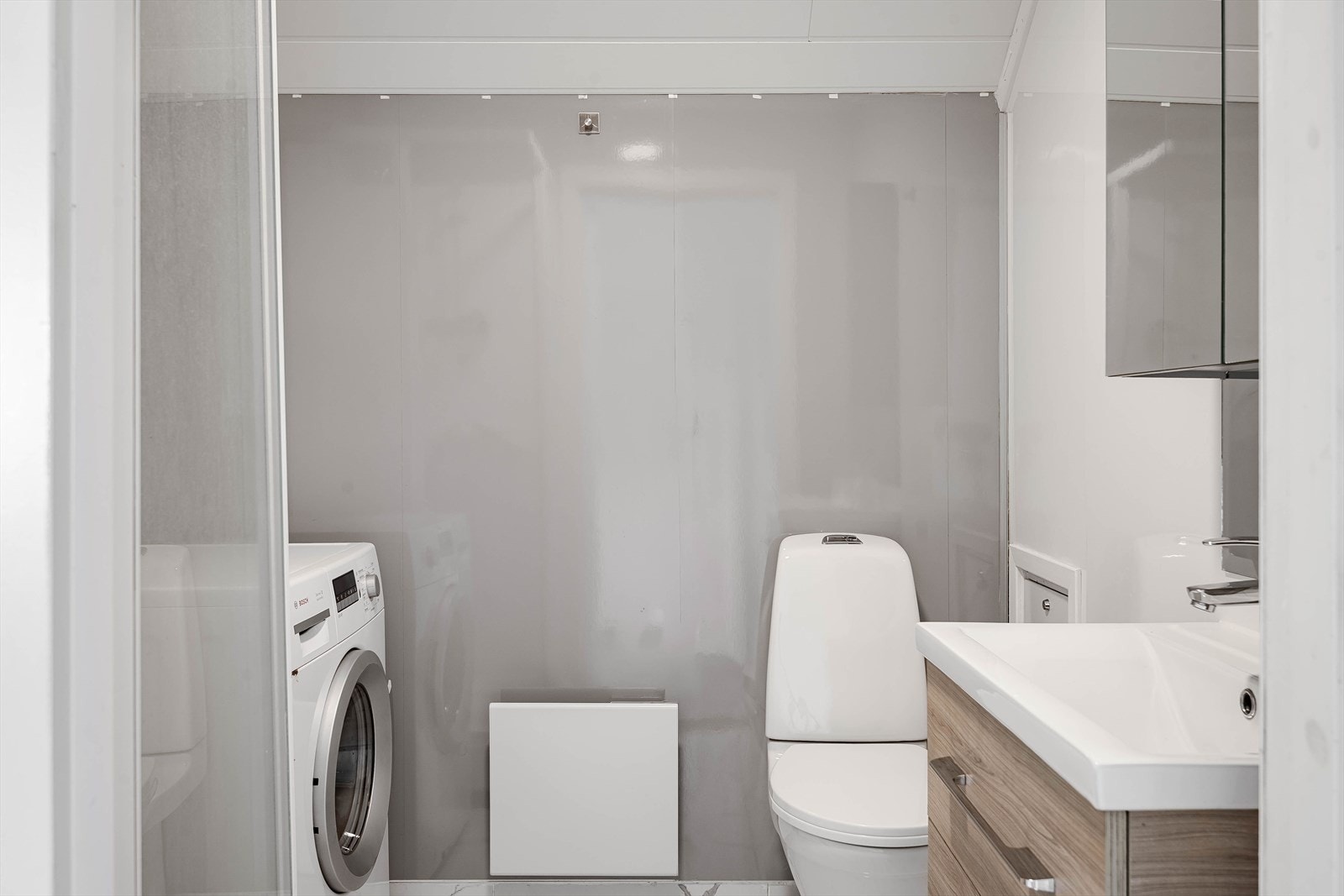 Det ble etablert baderom i 2. etasje i 2023. Baderommet har flislagt gulv med gulvvarme, våtromsplater på veggene og elektrisk styrt vifte. I hjørnet er det plass og opplegg for vaskemaskin. Galleribilde