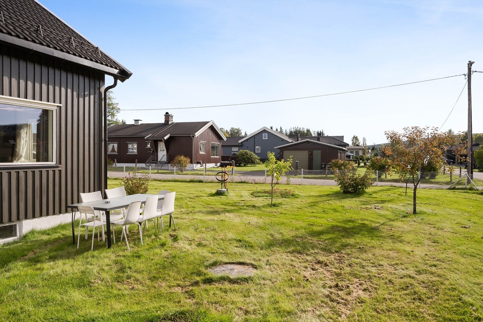 Hagen er delvis innhegnet med gjerde og opparbeidet med plen og noe beplanting. Galleribilde