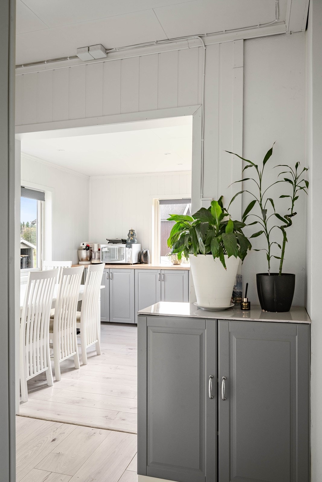 Fra entréen kommer du videre inn til en gang som fungerer som et knutepunkt i boligens 1. etasje. Galleribilde