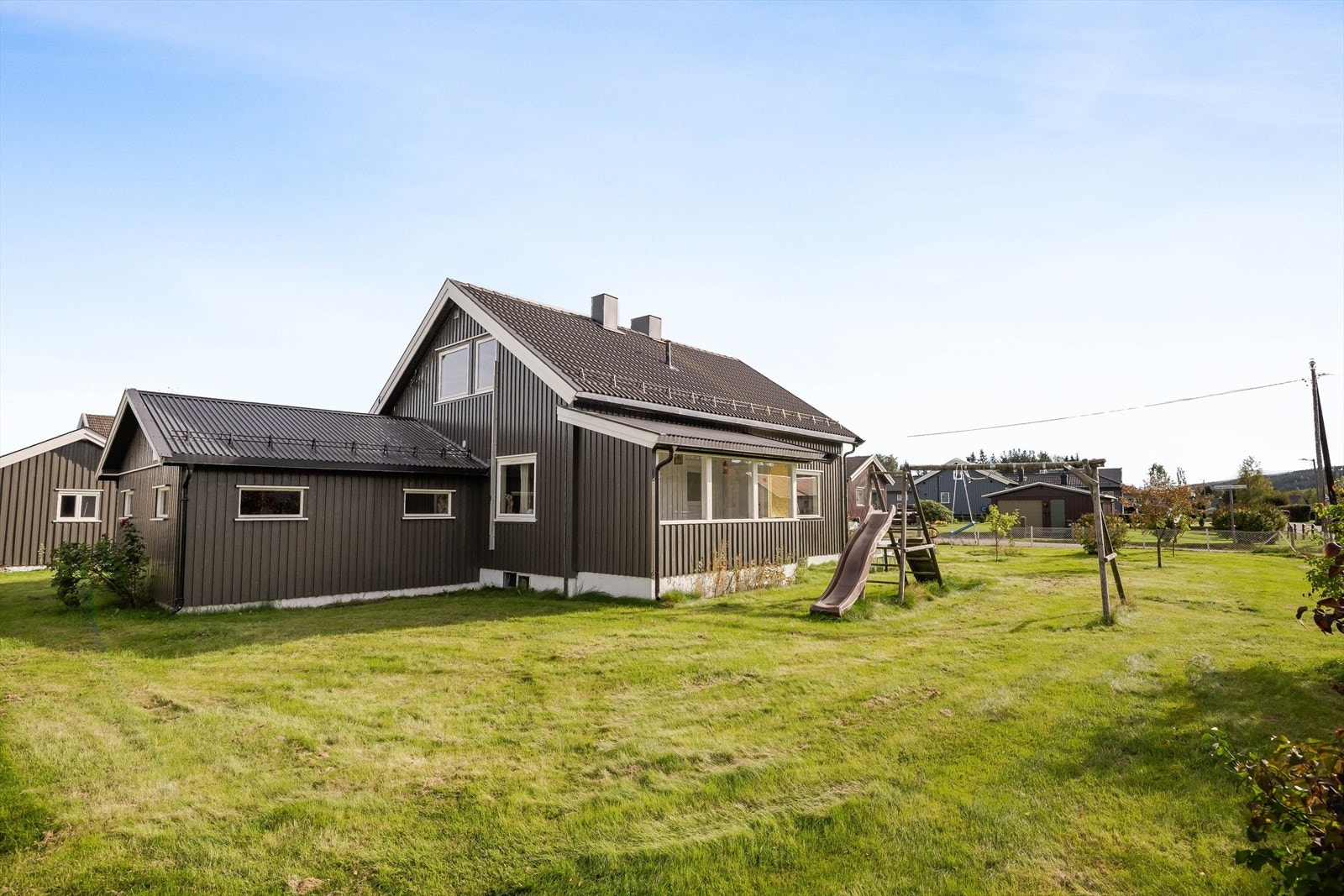 Boligen har en god beliggenhet på Hanstad med gangavstand til skole, barnehage og dagligvarebutikker med post. Her bor du i et barnevennlig nabolag med fotballbinge, skøytebane og gapahuk like ved. Kun ca. 1,5 km til sentrum med alle byfasiliteter. Galleribilde