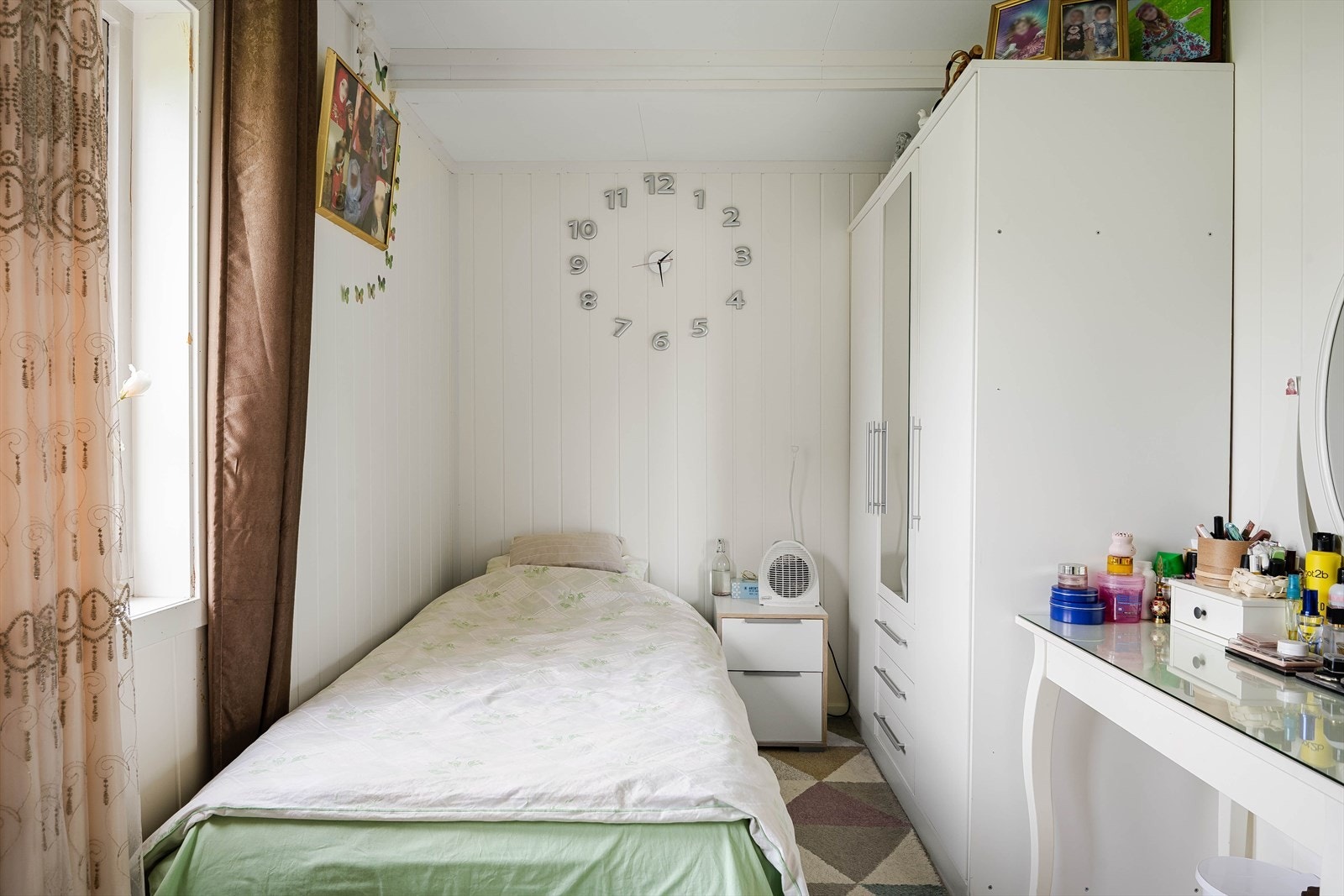 På soverommet har du plass til både seng, kontorpult og kommode, samt oppbevaringsplass i medfølgende garderobeskap. Galleribilde