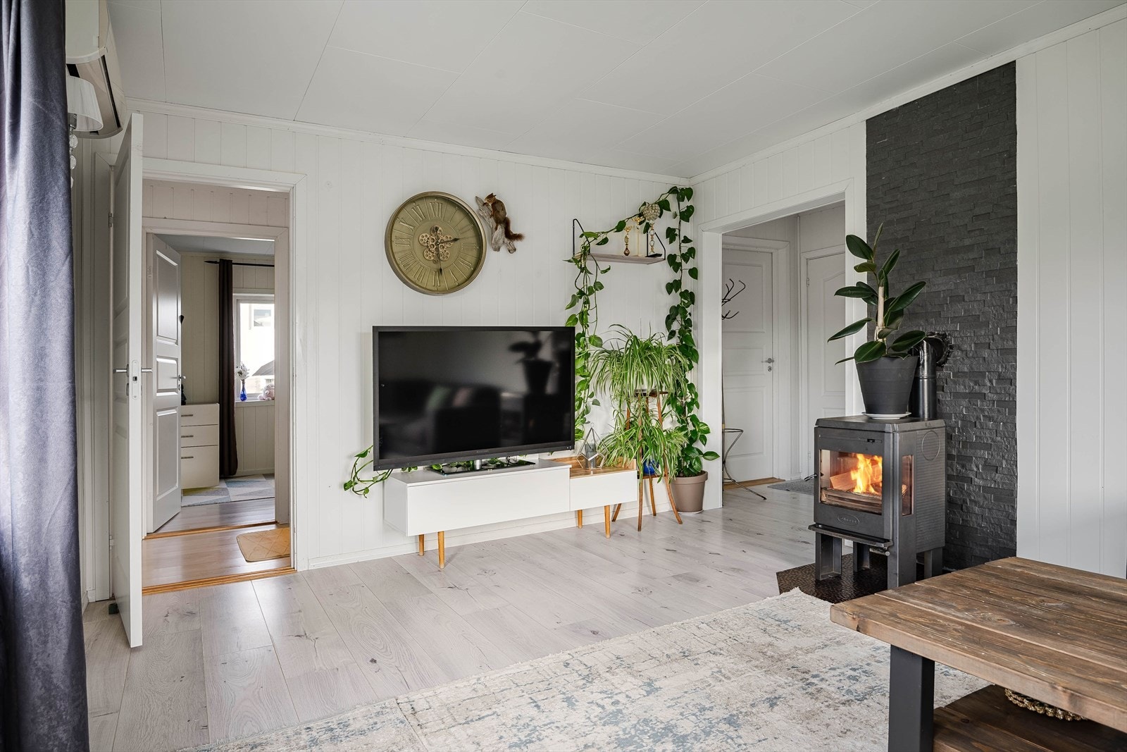 Som et fint midtpunkt i stuen er det også en koselig peisovn fra 2023 som gir god varme og bidrar til ekstra hygge. Galleribilde