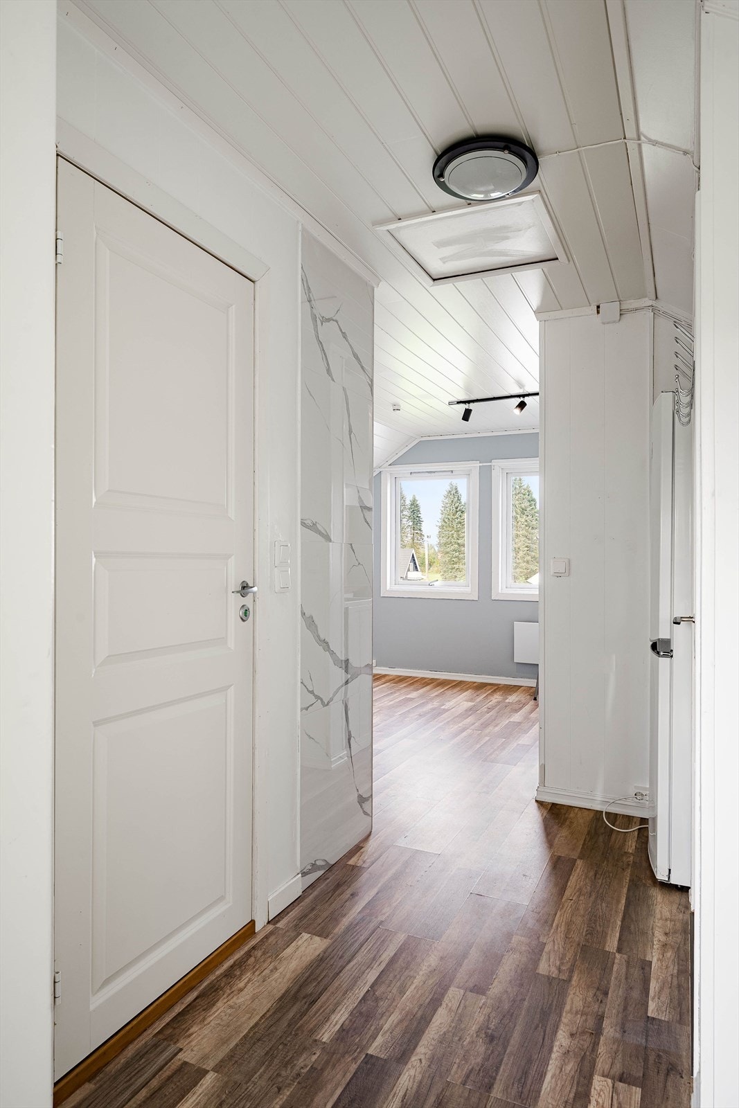 Fra felles entré er det trapp opp til boligens 2. etasje som er innredet som en hybeldel som tidligere har vært utleid. Galleribilde