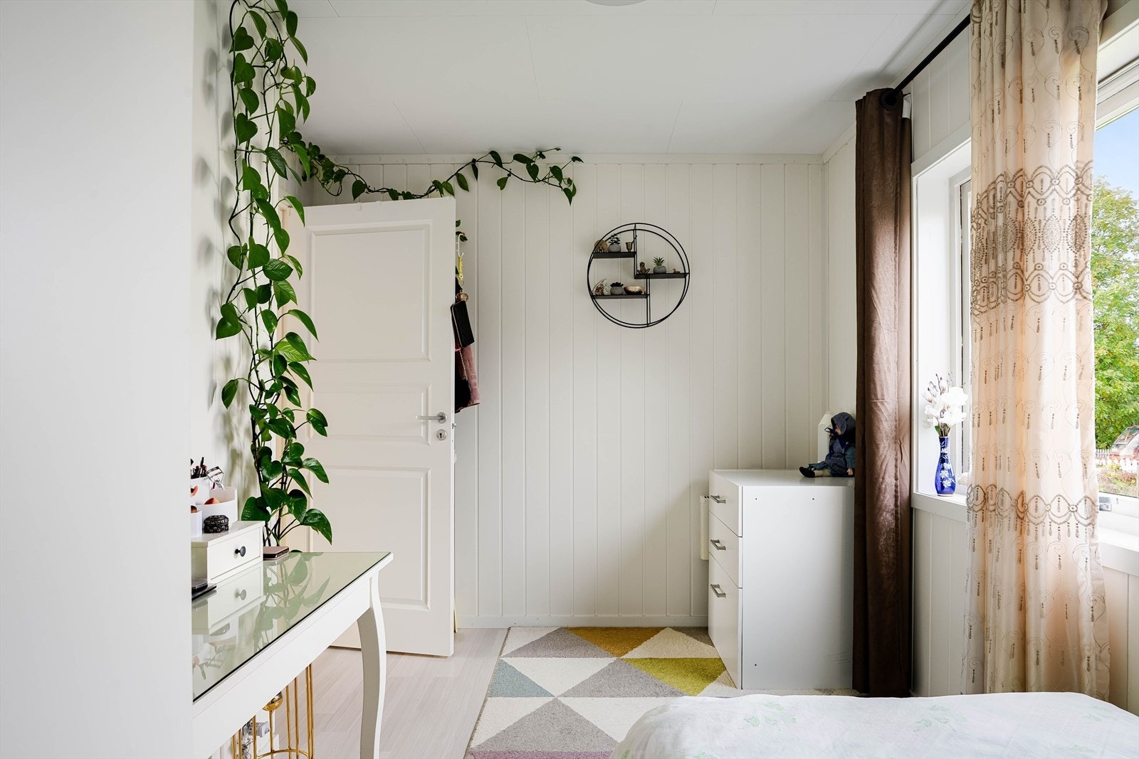 Soverommet har god standard med laminat på gulv og lyse panelplater på veggene. Galleribilde