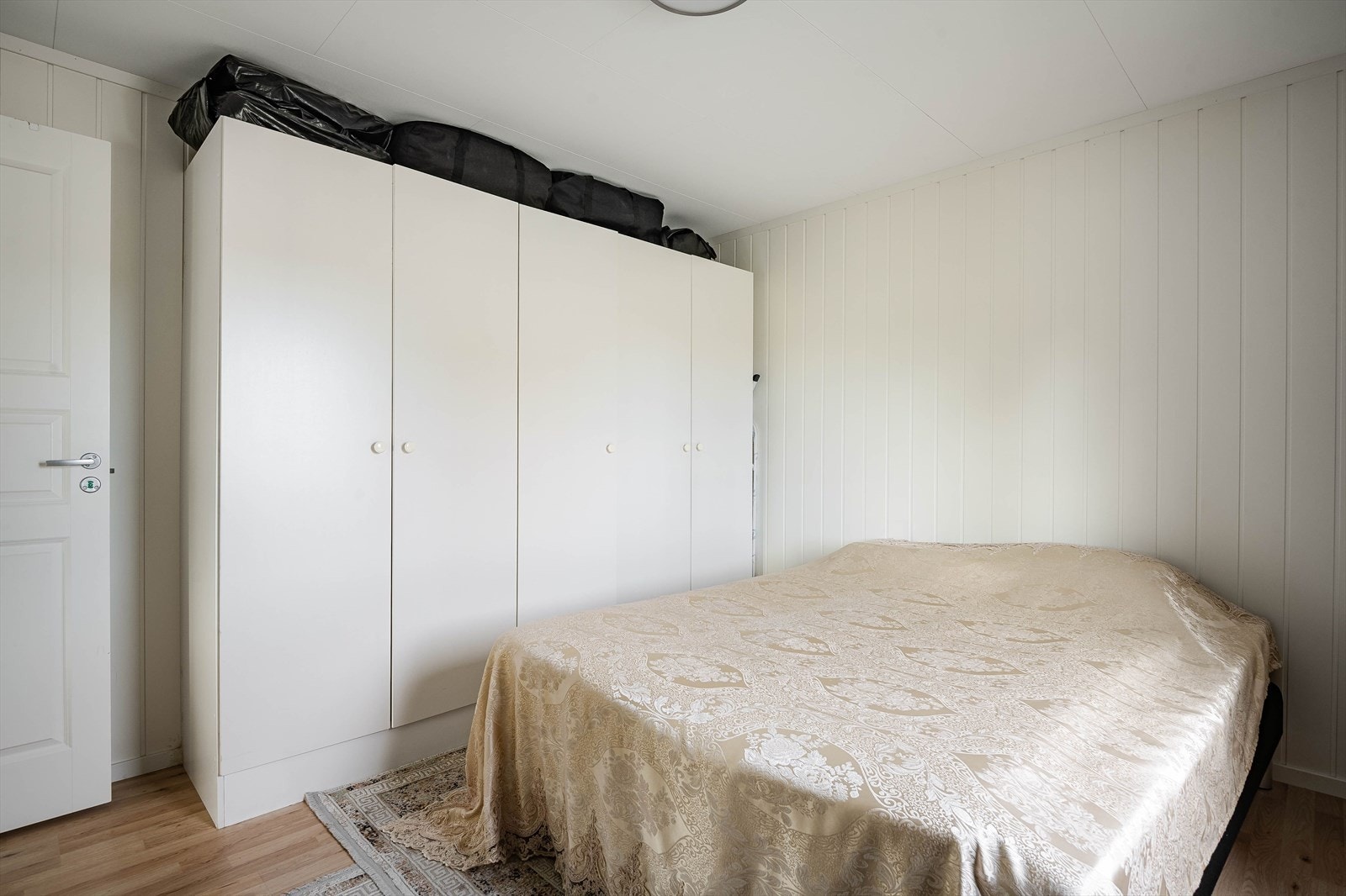 På soverommet har du plass til dobbeltseng med tilhørende nattbord, samt god oppbevaringsplass i flere garderobeskap som medfølger i handelen. Galleribilde