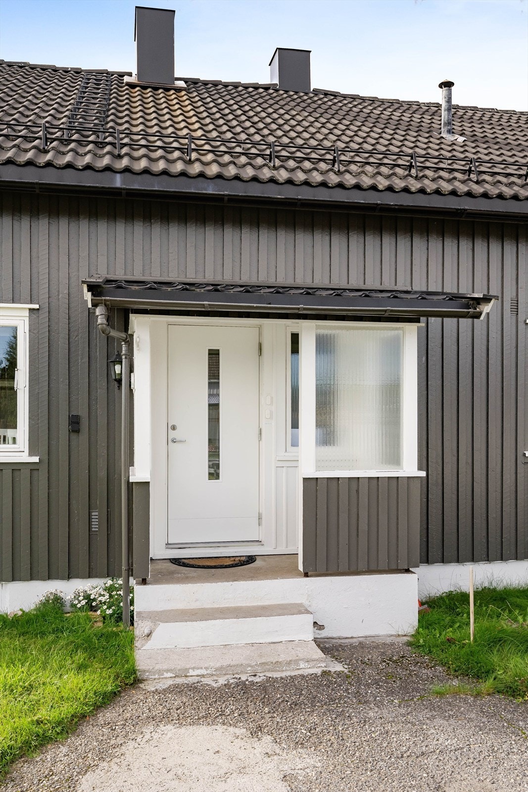 Du ønskes velkommen inn via et praktisk overbygget inngangsparti. Inngangsdøren var ny i 2020. Galleribilde