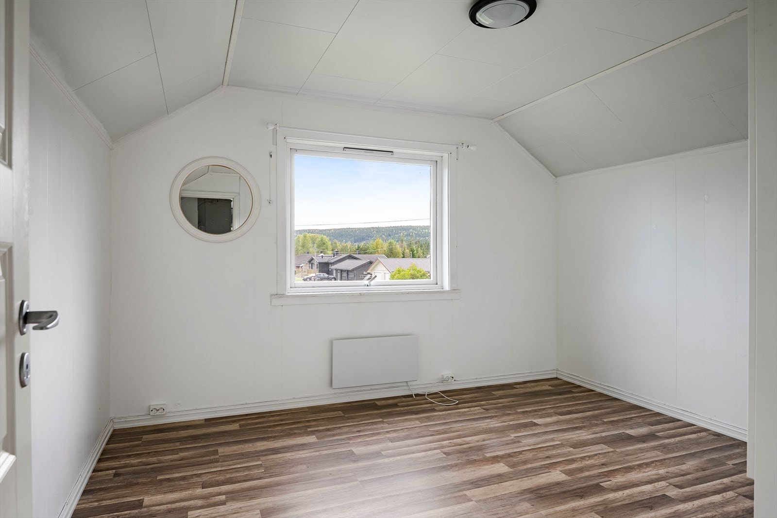 Soverommet i 2. etasje har stor vindusflate med fin utsikt. Galleribilde