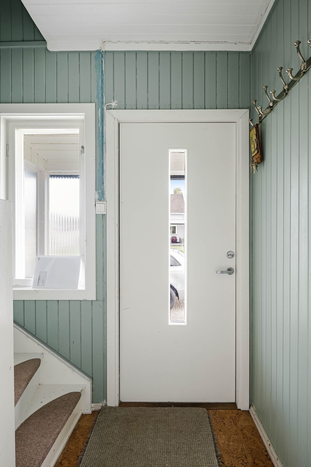 Når du entrer boligen kommer du inn i gang med trapp opp til hybeldelen i 2. etasje. Galleribilde