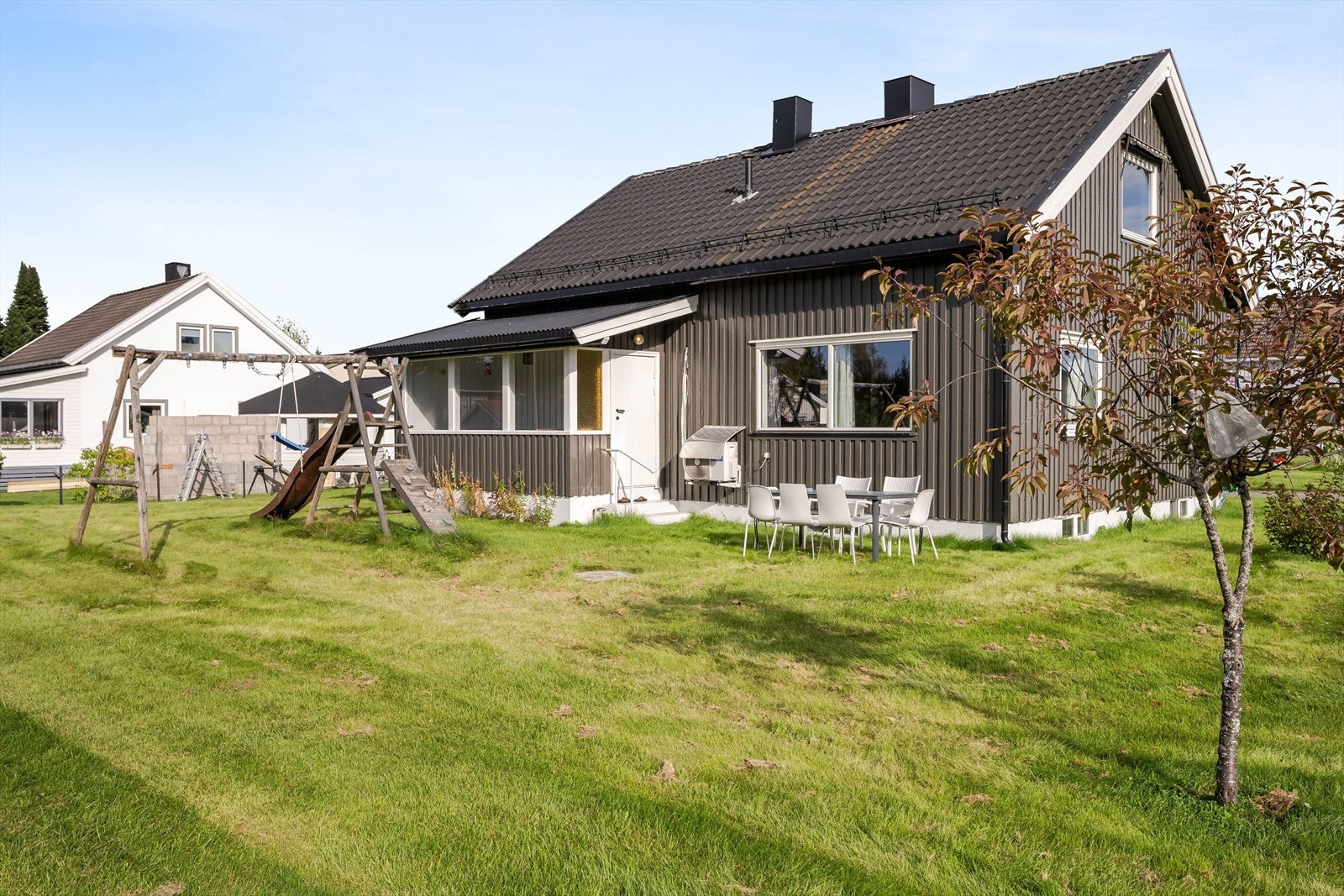 Fra vinterhagen er det også utgang til den store og solrike hagen. Galleribilde