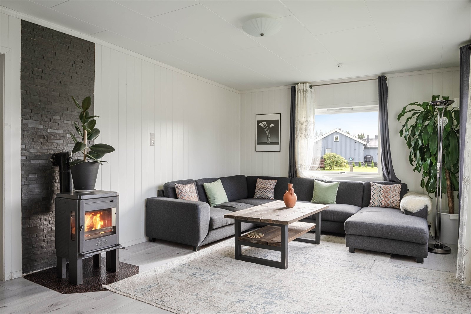 Stuen er det naturlige oppholdsrommet i boligen, og er et lyst og fint rom. Galleribilde