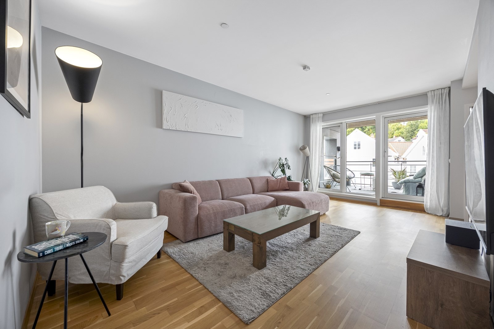 Velkommen til Arena Park - Rolig beliggenhet i hjertet av Arendal sentrum - Nærhet til alt - Vestvendt og solrikt med fin utsikt mot fjorden! Galleribilde